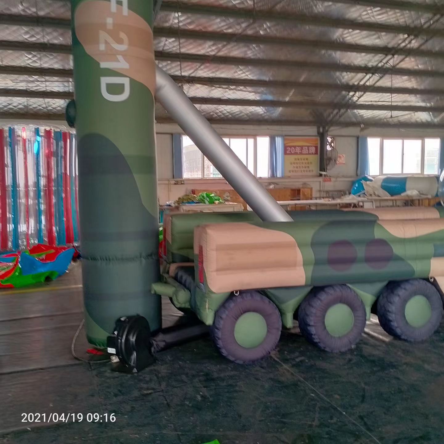 镇海军事演习中的充气目标车辆：模拟发射车雷达车坦克飞机
